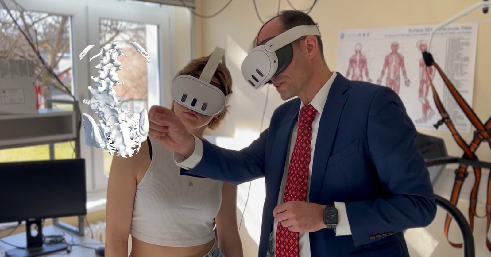 Zwei Personen betrachten ein 3D-Wirbelsäulenmodell mit AR-Headsets
